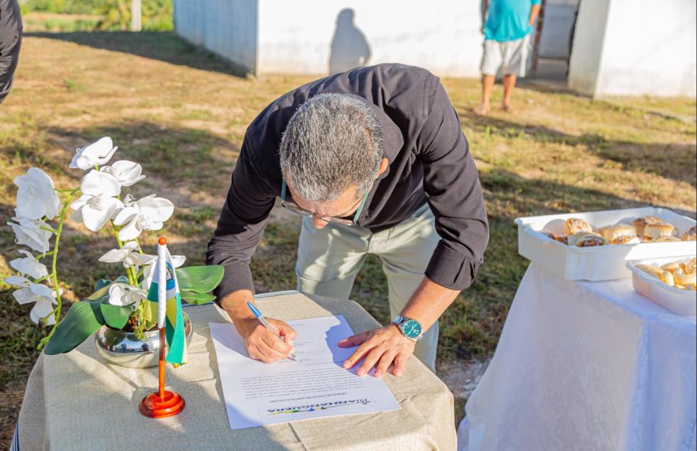 Assinatura da ordem de serviço do projeto “Casa dos Sonhos”, realizado pela Prefeitura de Anhanguera.