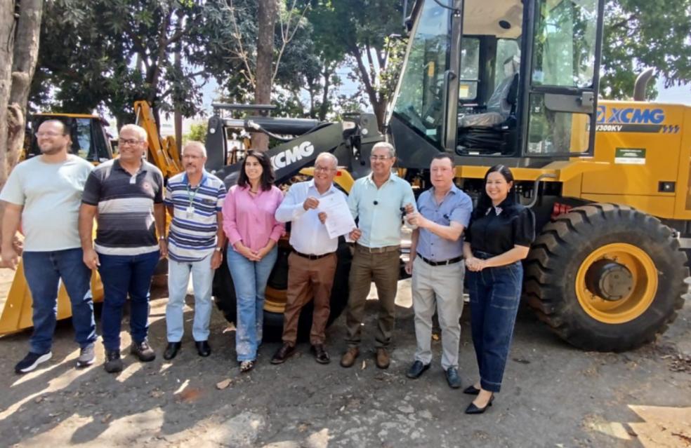 Prefeitura de Anhanguera recebe pá carregadeira para reforçar atividades no meio rural