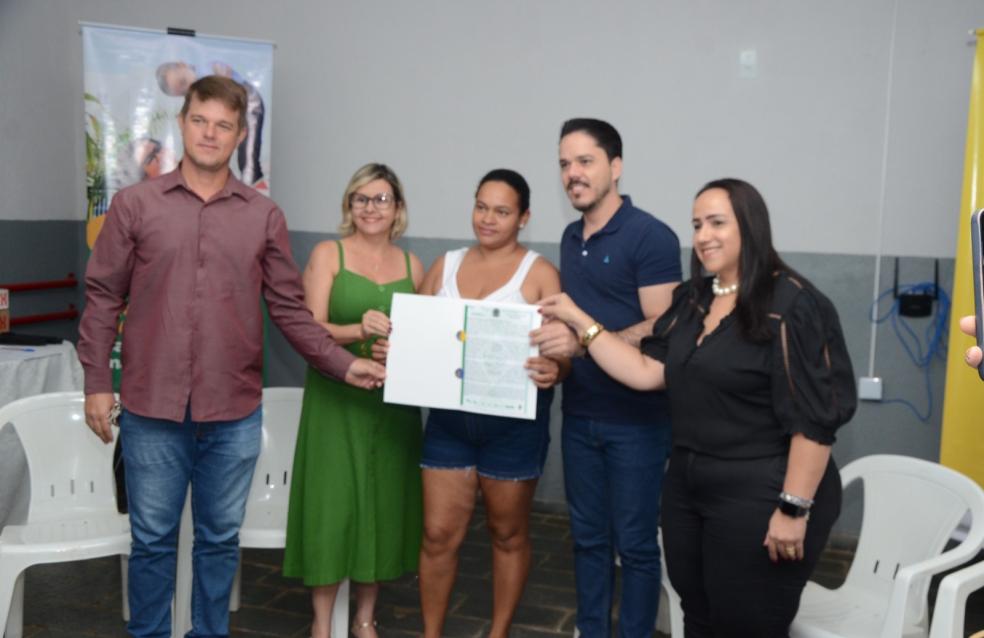 Governo de Goiás e Prefeitura de Anhanguera entregam 30 escrituras definitivas do Programa Pra Ter Onde Morar