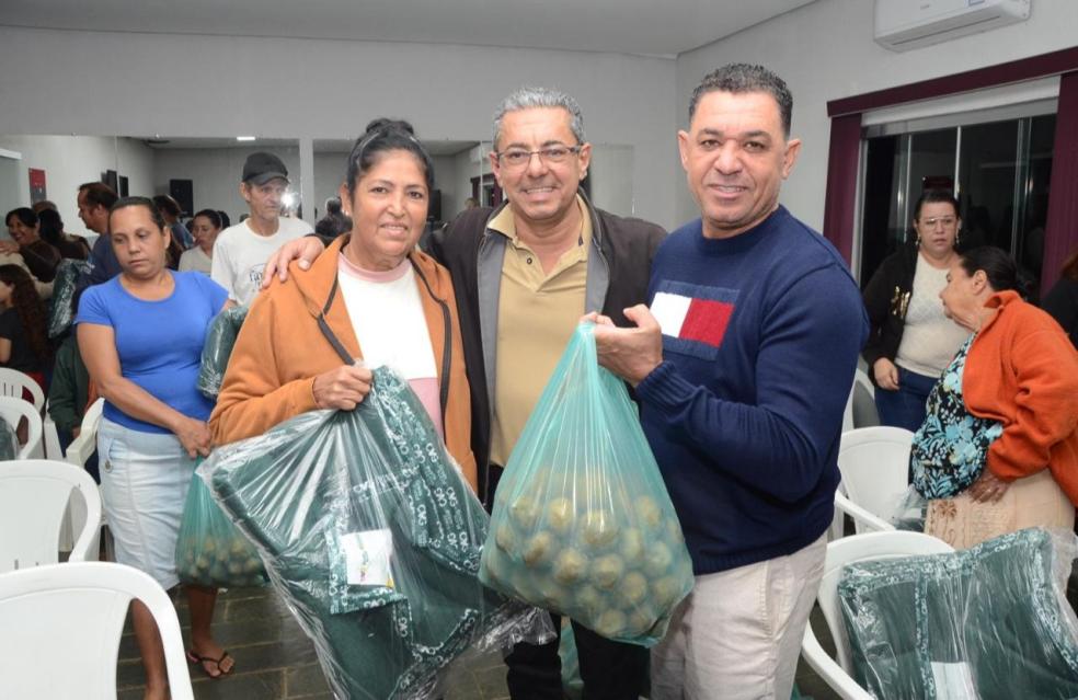 Entrega de cobertores aquece corações em ação do Programa Aquecendo Vidas