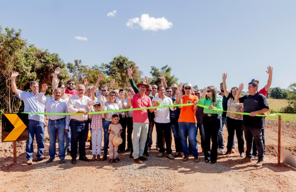 Inauguração da Ponte sobre o Córrego do Ronaldo é Celebrada com Grande Sucesso